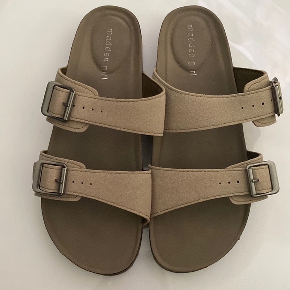 Madden Shoes - MADDEN GIRL  Breckk Women's Footbed Sandals, size 9